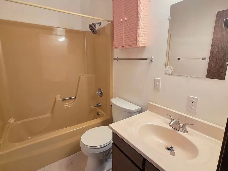 951 Brentwood Dr #B — Photo 5