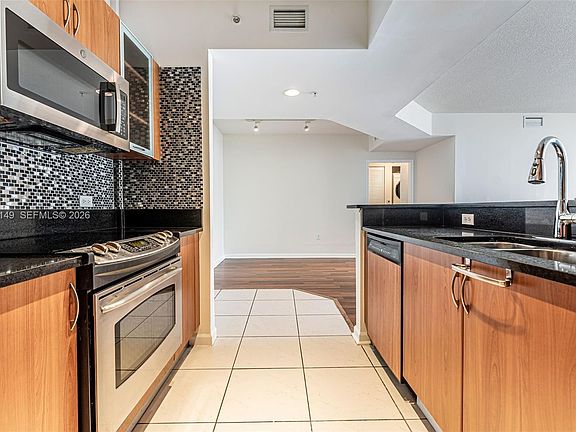5th image of 2775 NE 187th St APT 623