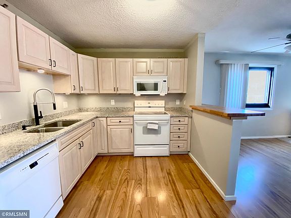 2nd image of 26 10th St W Unit 602