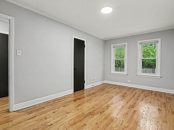 4th image of 326 W 107th Pl