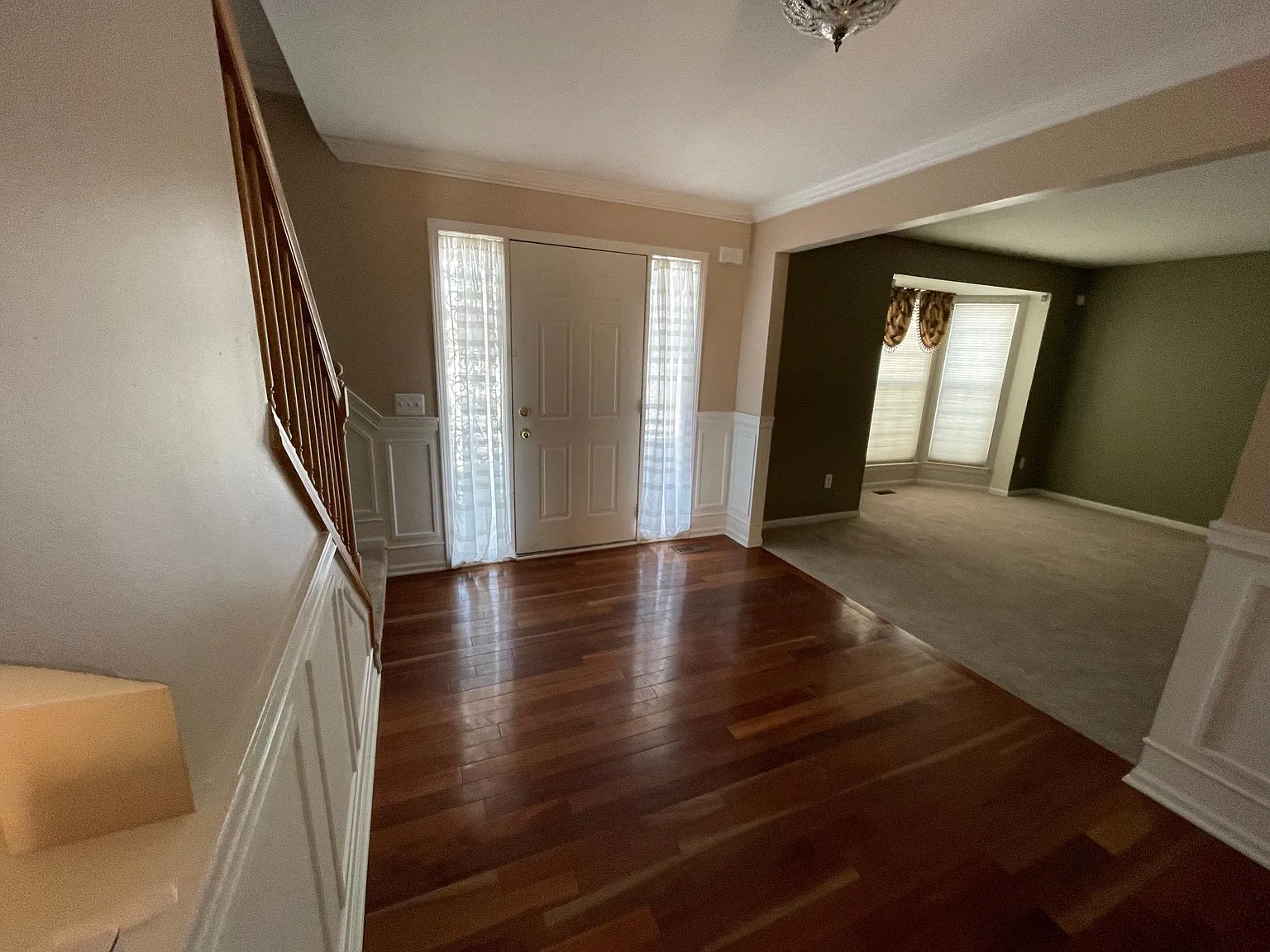 162 Easton Dr — Photo 2
