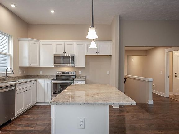 5th image of 1584 Scarborough Dr