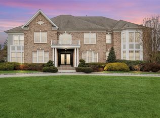 27 Legends Cir, Melville, NY 11747