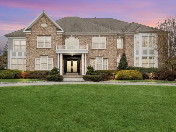 27 Legends Circle, Melville, NY 11747