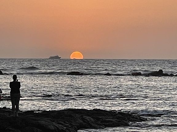 ONLY a short 7 minute drive to Waikoloa are beaches & restaurants !