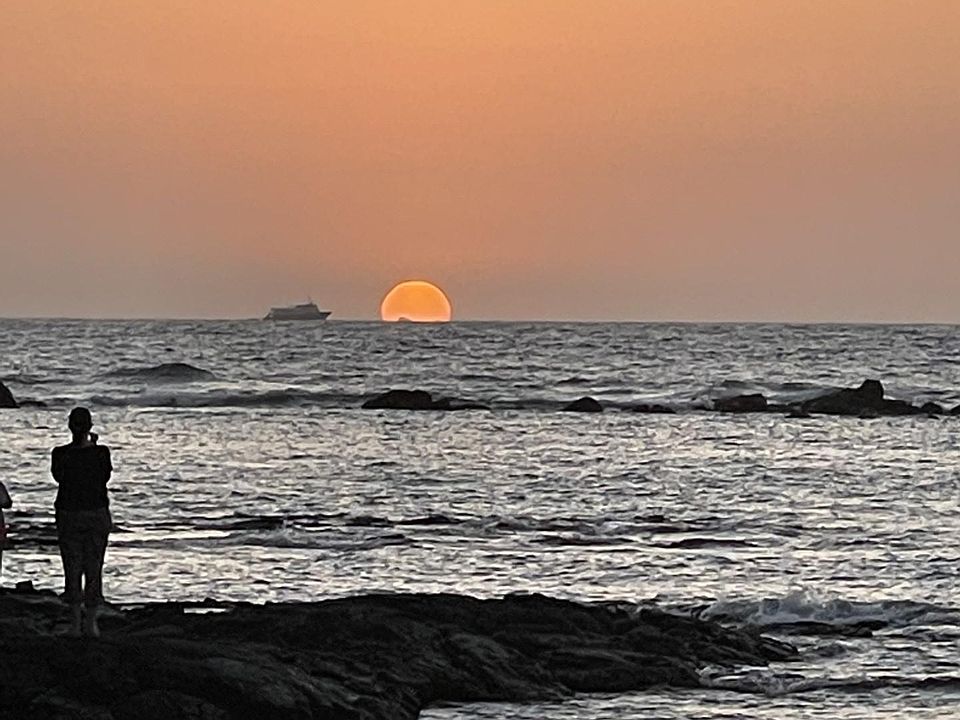 ONLY a short 7 minute drive to Waikoloa are beaches & restaurants !