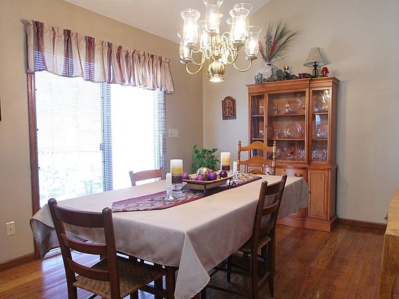 4th image of 3905 Oak Grove Dr