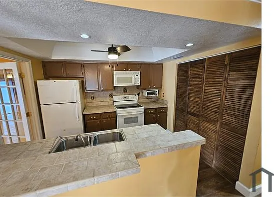 4 bed, 1380 sqft, $3,905 — Photo 4