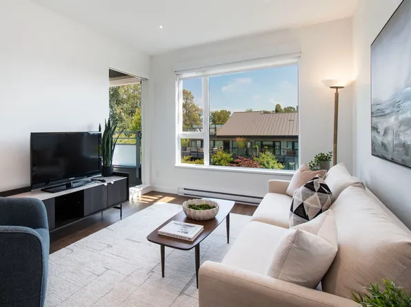 1061 Marine Dr #402, North Vancouver, BC V7P 1S6