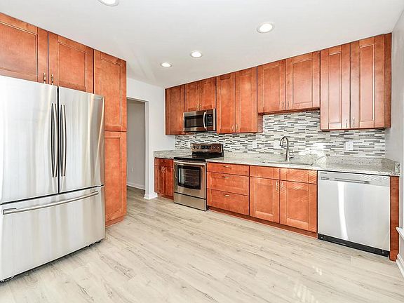 3rd image of 2862 Kelly Sq