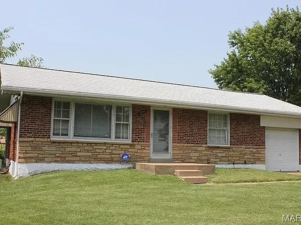 1277 Admiral Dr, Saint Louis, MO 63137