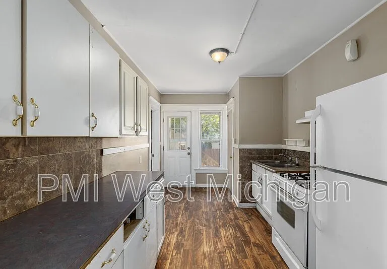 1051 Pine Ave NW — Photo 15