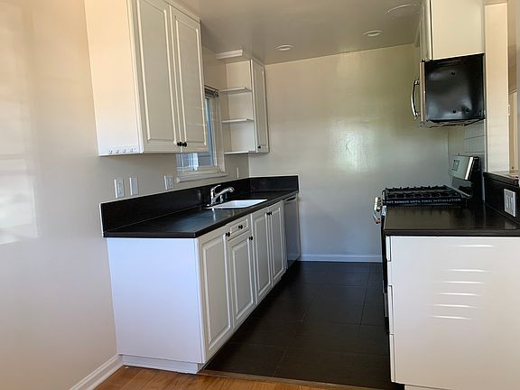 5th image of 620 Geneva Ave APT A