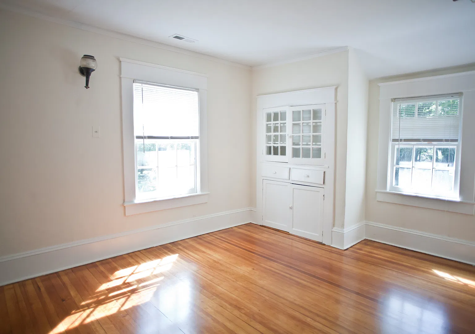 Adorable 3-bedroom Cottage Apartment on North St. — Photo 3