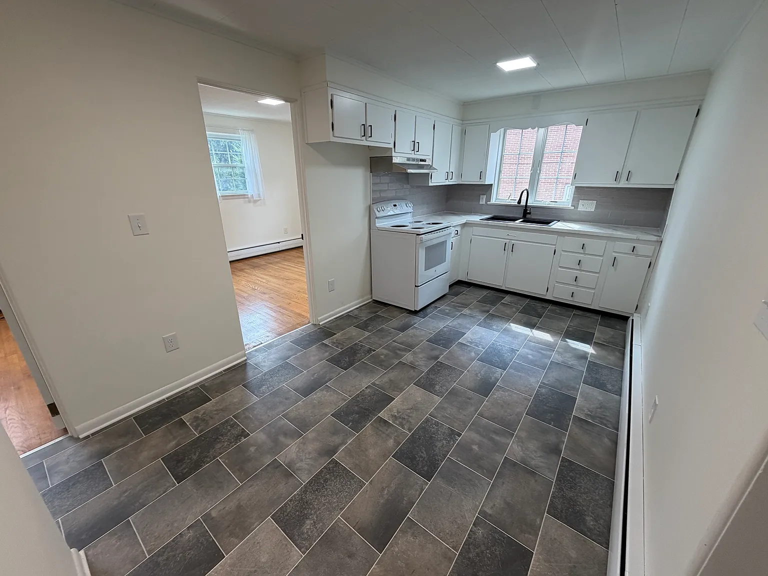 2 bed, 750 sqft, $1,325 — Photo 2