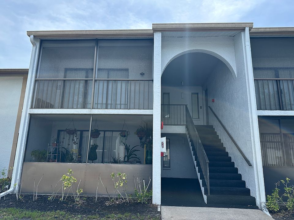 1st image of 951 Courtyard Ln Unit 32