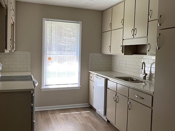 3rd image of 727 Redwood Ct