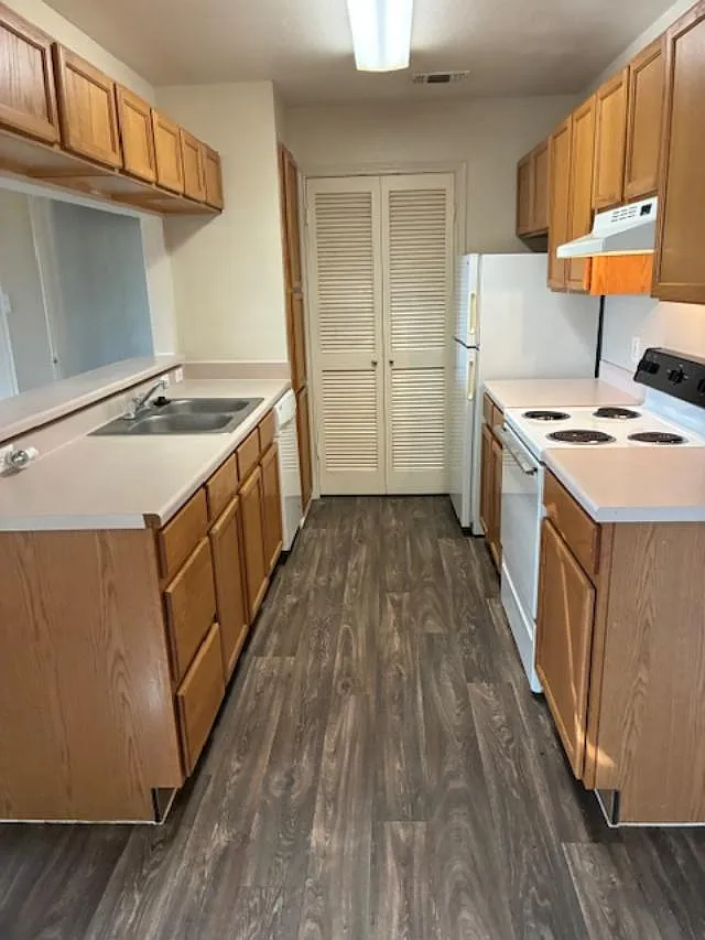Village Oaks Apartments — Photo 3