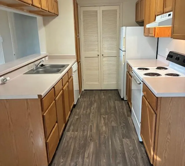 Village Oaks Apartments — Photo 3