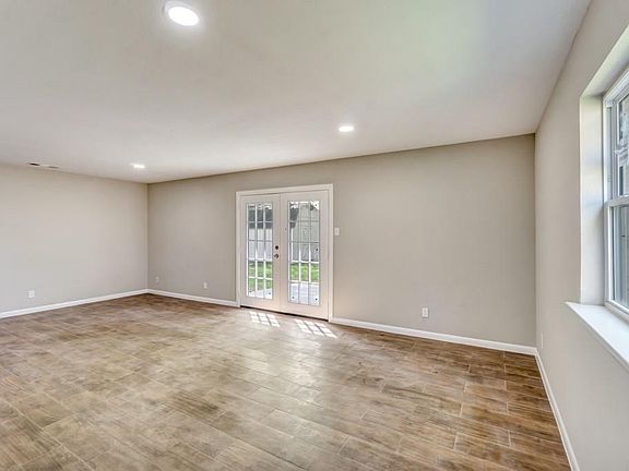 3rd image of 517 Livingston Dr
