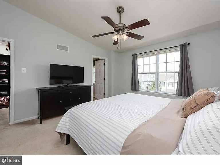 1676 Laura Ln — Photo 9