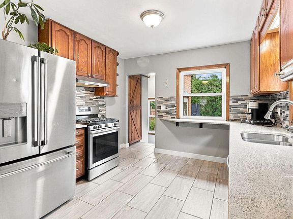 5th image of 2621 Blaine AVENUE