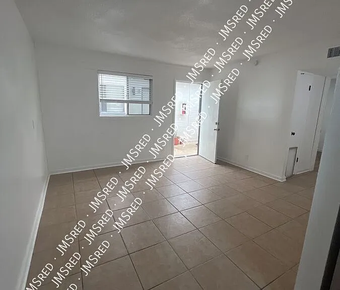 1433 S Kenneth Pl #8 — Photo 3