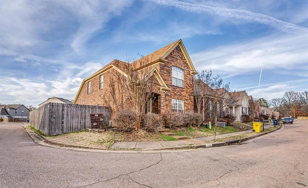 3 bed, 2.5 bath, 1850 sqft, $1,695 — Photo 2