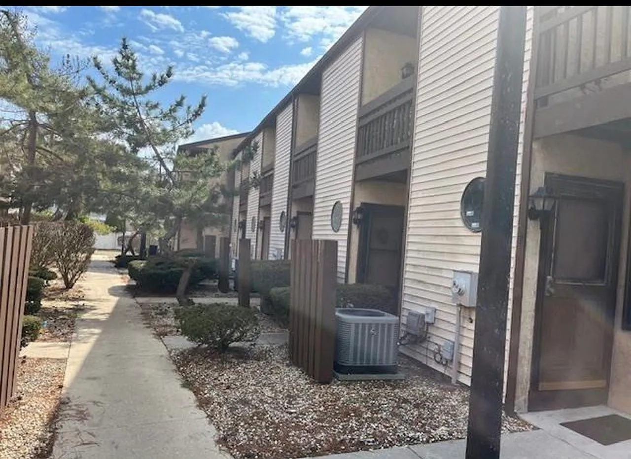 207 Newtowne Sq — Photo 3