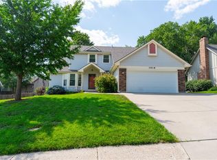 1616 NE Yorkshire Dr, Lees Summit, MO 64086