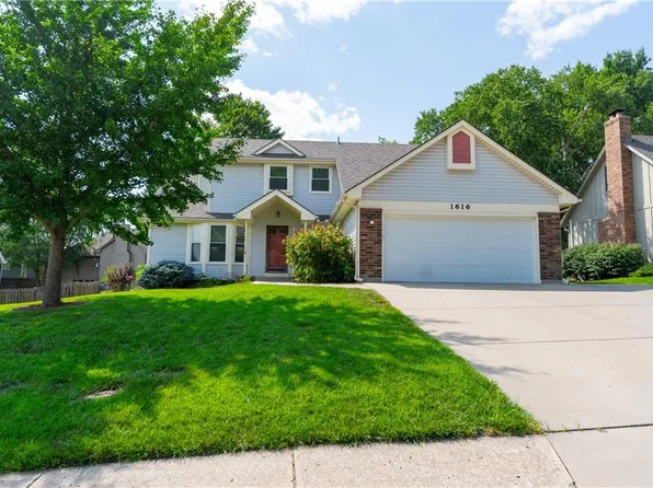 1616 NE Yorkshire Dr, Lees Summit, MO 64086