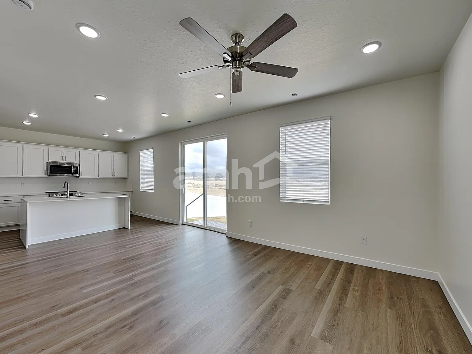 5 bed, 3.5 bath, 2451 sqft, $2,665 — Photo 4
