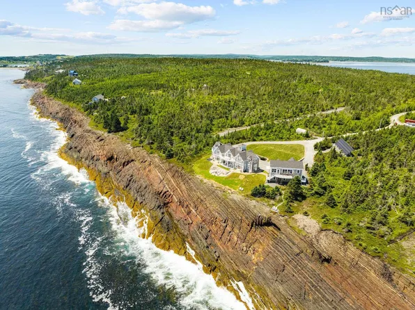 368 Middle Rd, Lunenburg, NS B0J 2X0