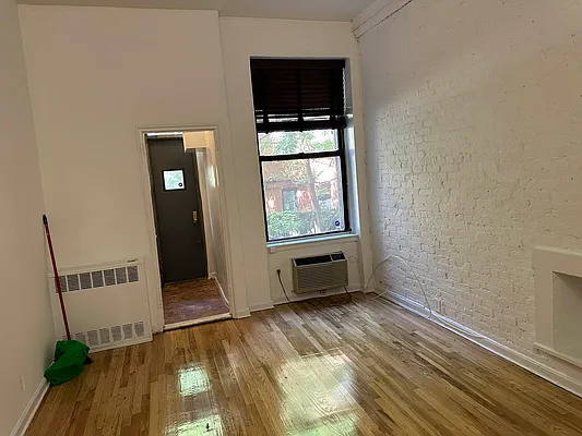 Rented by Eric Goodman Realty Corp | media 2