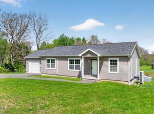 581 Pinewoods, Troy, NY 12180