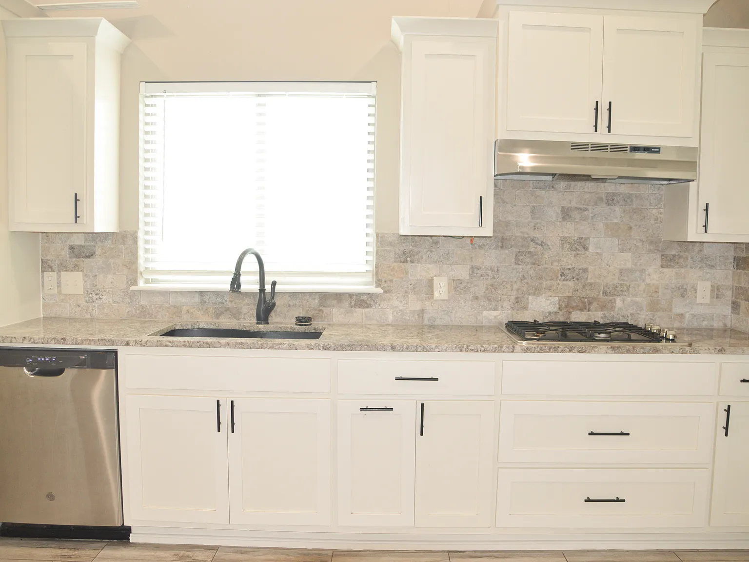 4 bed, 1884 sqft, $2,200 — Photo 3