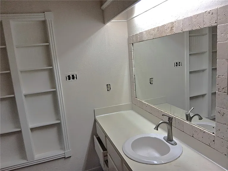 3303 Dallis Dr — Photo 12