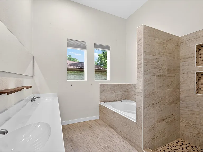 529 W Clark St — Photo 22