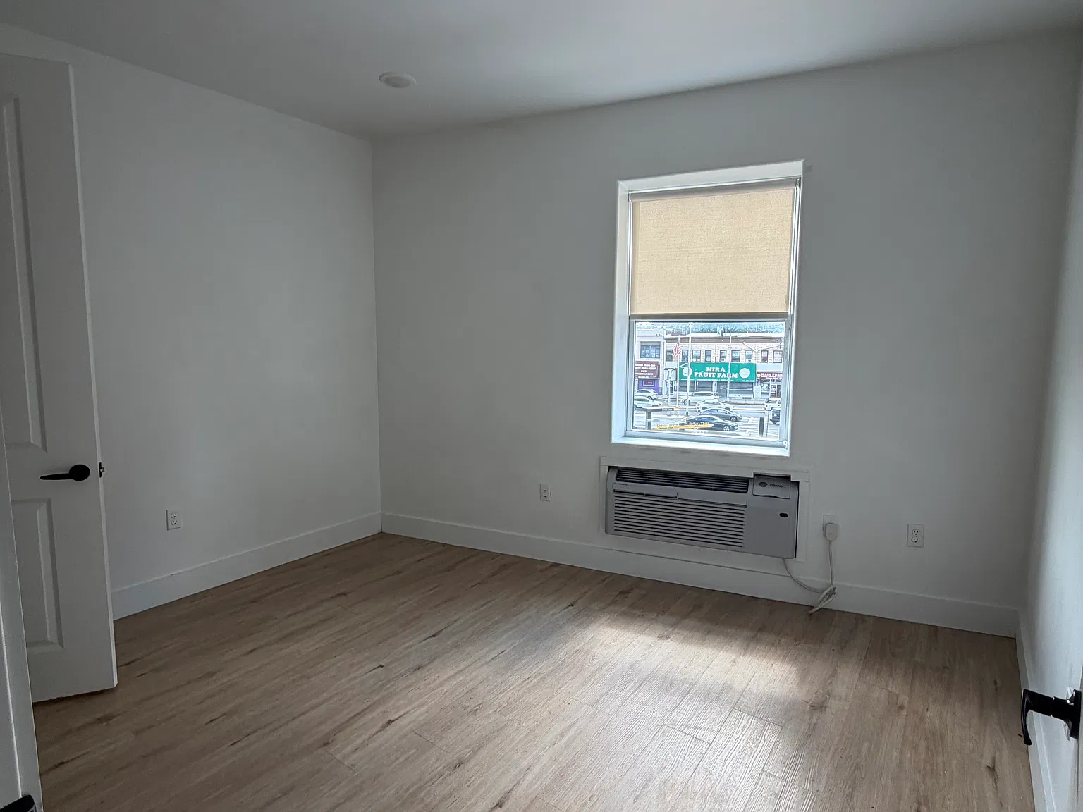 3 bed, 1000 sqft, $3,000 — Photo 2