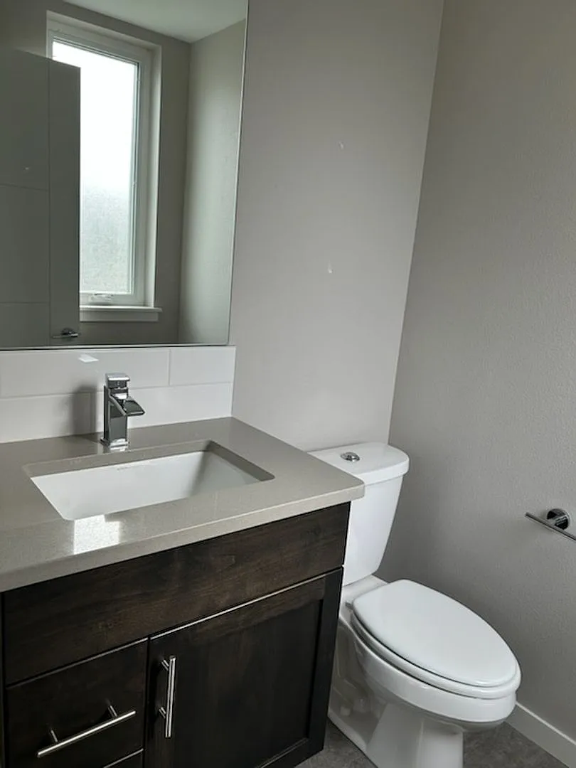 Spacious 3-Bedroom Townhome with Modern Finishes & Private Deck — Photo 4