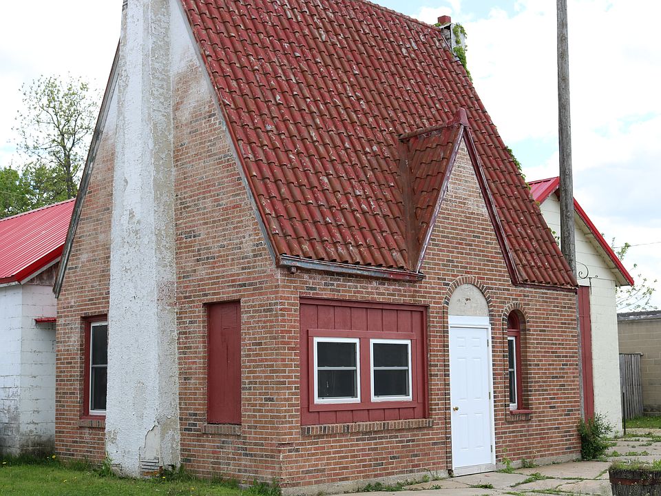 2nd image of 221 Mill St
