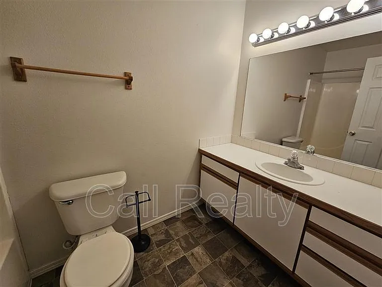 2523 E Desmet Ave — Photo 8