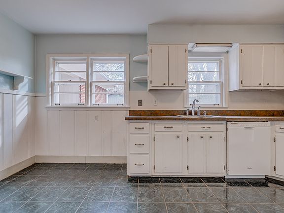3rd image of 4311 Charleswood Ave