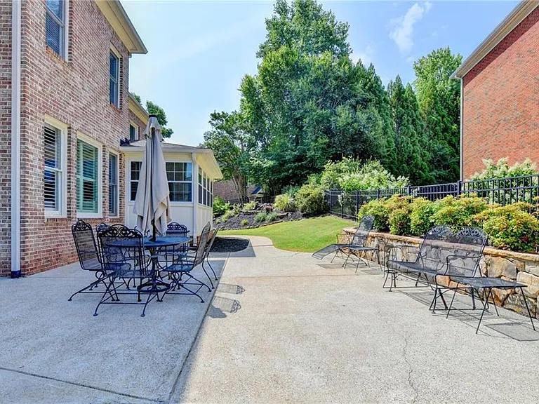 8910 Pinehurst Cv — Photo 107