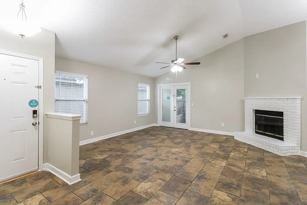 3 bed, 2.0 bath, 1599 sqft, $2,950 — Photo 4