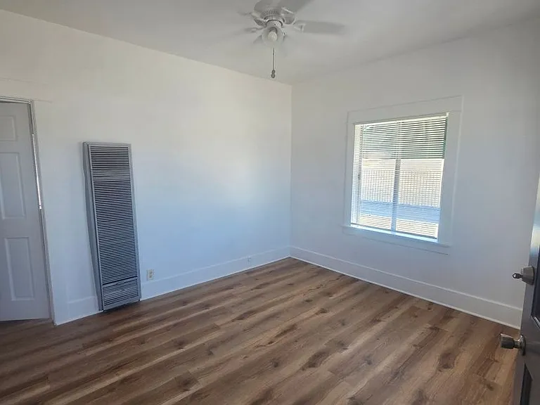 324 E Esther St — Photo 2