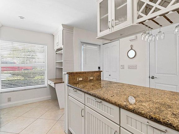 4th image of 842 SE 19th Ave #103