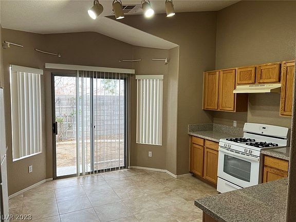 2nd image of 1040 Ashwood Bay Ave