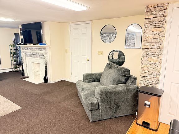 4th image of 636 Main St APT 4