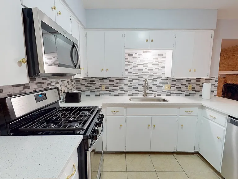7611 Lunar Dr — Photo 2